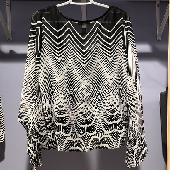 Alfani Size Medium Black and White Top with Angel Sleeves - Picture 4 of 5